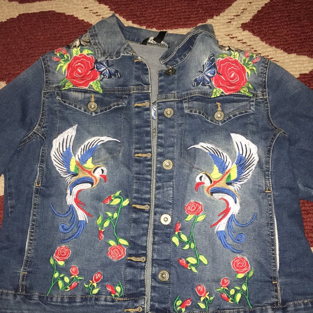 Very good condition. No missing buttons